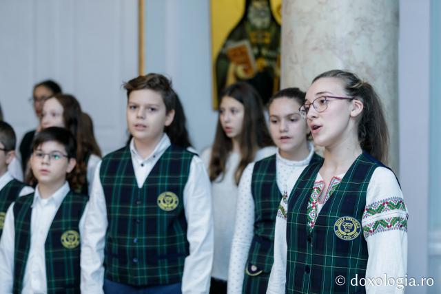 Şcoala „Elena Cuza” din Iași – Colindători la Reședința Mitropolitană 2019