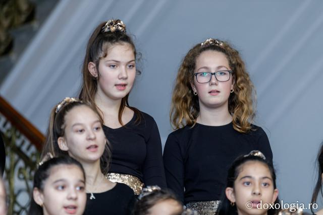 Corul „Lia Ciocârlia” al Școlii Gimnaziale „Al. I. Cuza” din Podu Iloaiei – Colindători la Reședința Mitropolitană 2019