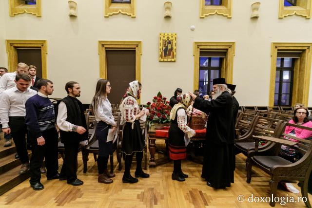 Studenții de la Facultatea de Teologie din Iași, anul III – Colindători la Reședința Mitropolitană 2019