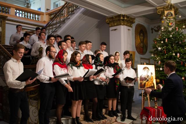 Corul elevilor basarabeni de la Seminarului Teologic Liceal Ortodox din Iaşi – Colindători la Reședința Mitropolitană 2019