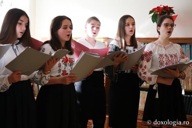 Corul Liceului Teoretic Ortodox „Cuvioasa Parascheva”, Agapia – Colindători 2019