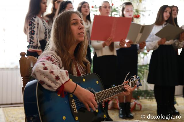 Corul Liceului Teoretic Ortodox „Cuvioasa Parascheva”, Agapia – Colindători 2019