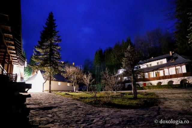 (Foto) Zile liniștite de Crăciun la Mănăstirea Sihăstria