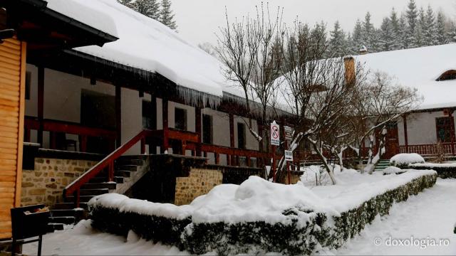 (Foto) Prima zăpadă la Mănăstirea Sihăstria