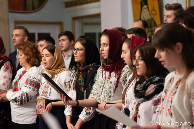 Studenți ai Facultății de Teologie Ortodoxă din Iași, anul II, Pastorală – Colindători la Reședința Mitropolitană 2019