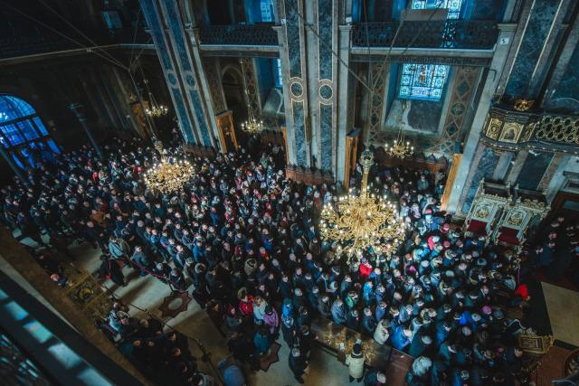 (Foto) Studenții teologi și elevii seminariști ieșeni și-au sărbătorit împreună Sfinții ocrotitori, prin Liturghie arhierească