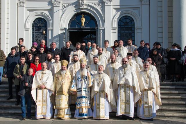 (Foto) Studenții teologi și elevii seminariști ieșeni și-au sărbătorit împreună Sfinții ocrotitori, prin Liturghie arhierească