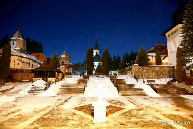 (Foto) Zile liniștite de iarnă la Mănăstirea Sihăstria