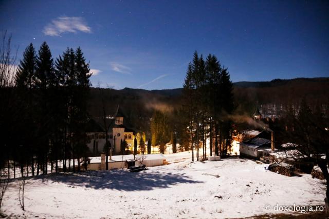 (Foto) Zile liniștite de iarnă la Mănăstirea Sihăstria
