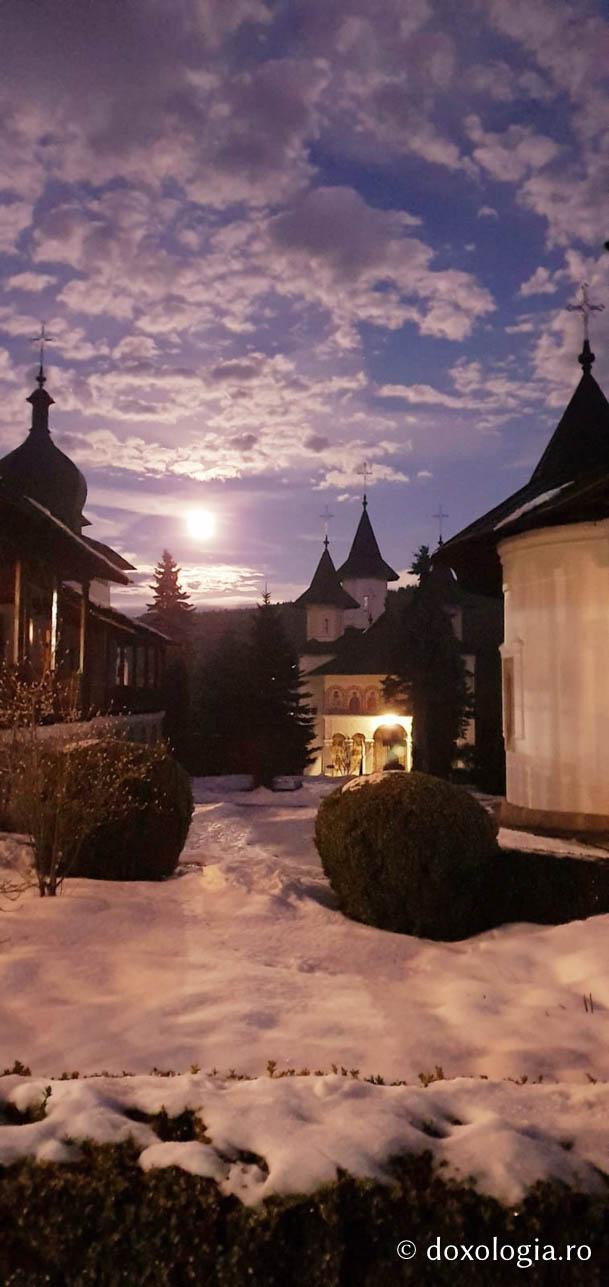 (Foto) Zile liniștite de iarnă la Mănăstirea Sihăstria