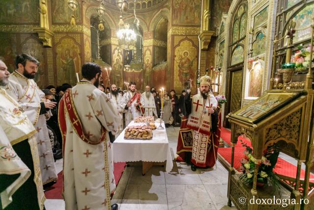 (Foto) Priveghere la hramul Mănăstirii Sfinții Trei Ierarhi din Iași 2020