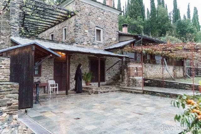 (Foto) Pași de pelerin la Chilia „Sfinții Doctori fără de arginți Cosma și Damian” – Vatoped, Athos