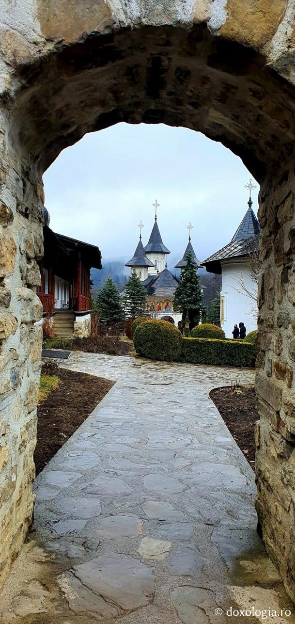 (Foto) Mănăstirea Sihăstria la început de primăvară