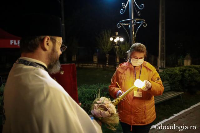 (Foto) Preoți și voluntari, un singur glas de rugăciune: „Veniți de luați Lumină!”