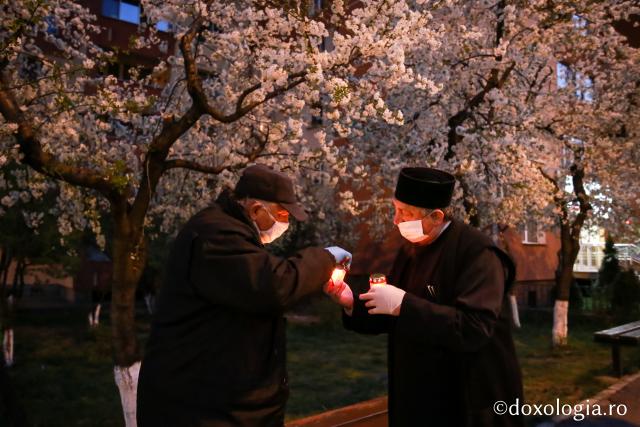 (Foto) Preoți și voluntari, un singur glas de rugăciune: „Veniți de luați Lumină!”