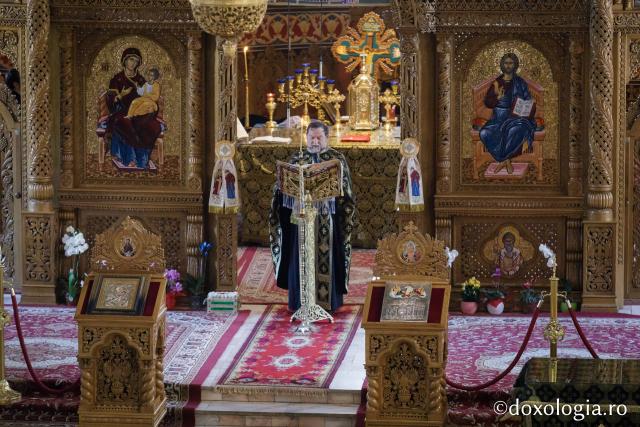 (Foto) Denia celor 12 Evanghelii în bisericile din Arhiepiscopia Iașilor