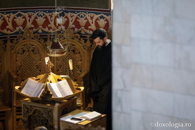 (Foto) Denia celor 12 Evanghelii în bisericile din Arhiepiscopia Iașilor