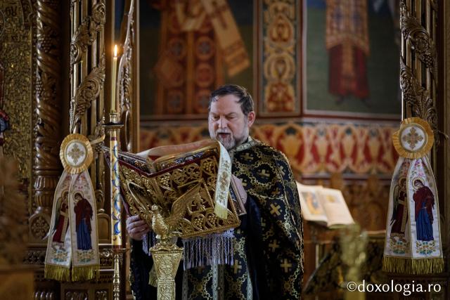 (Foto) Denia celor 12 Evanghelii în bisericile din Arhiepiscopia Iașilor