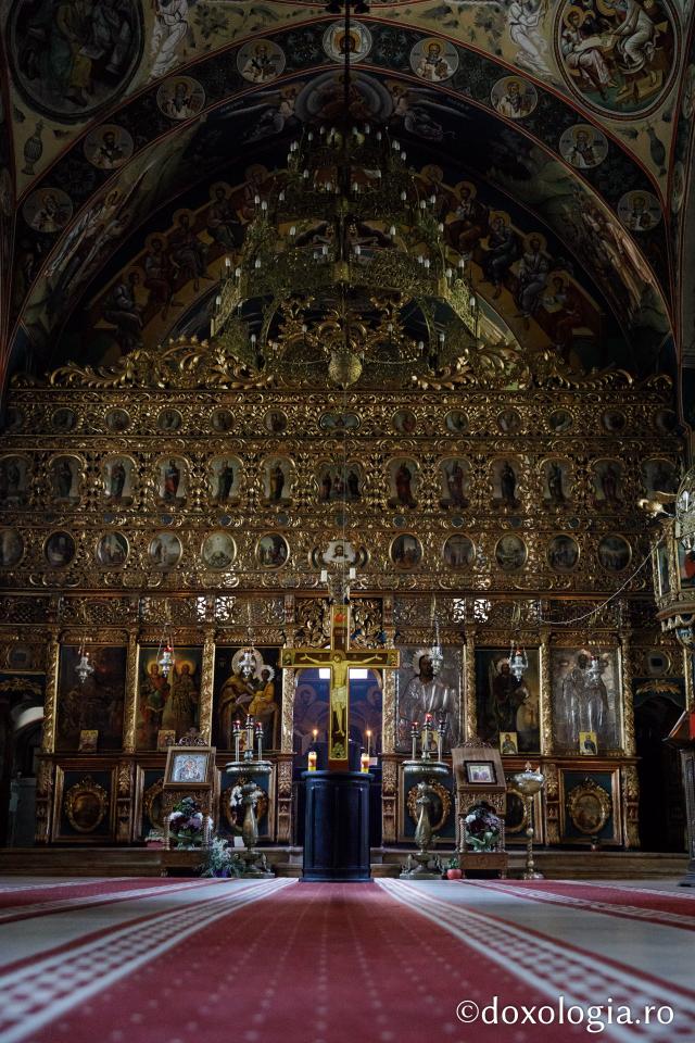 (Foto) Denia celor 12 Evanghelii în bisericile din Arhiepiscopia Iașilor