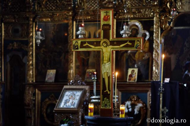 (Foto) Denia celor 12 Evanghelii în bisericile din Arhiepiscopia Iașilor
