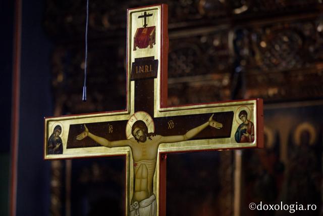 (Foto) Denia celor 12 Evanghelii în bisericile din Arhiepiscopia Iașilor