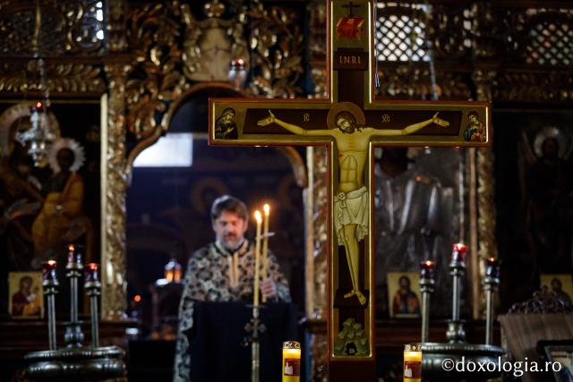 (Foto) Denia celor 12 Evanghelii în bisericile din Arhiepiscopia Iașilor