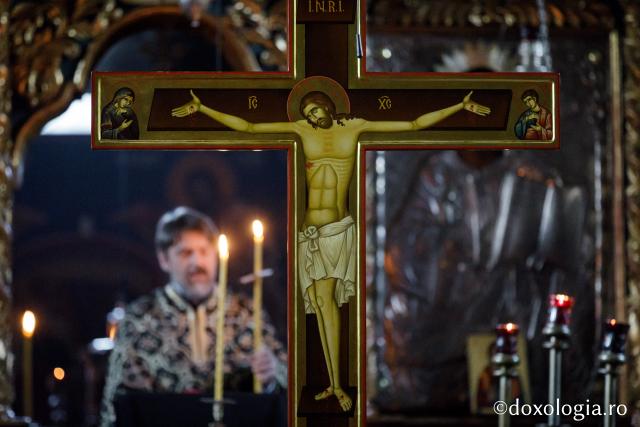 (Foto) Denia celor 12 Evanghelii în bisericile din Arhiepiscopia Iașilor