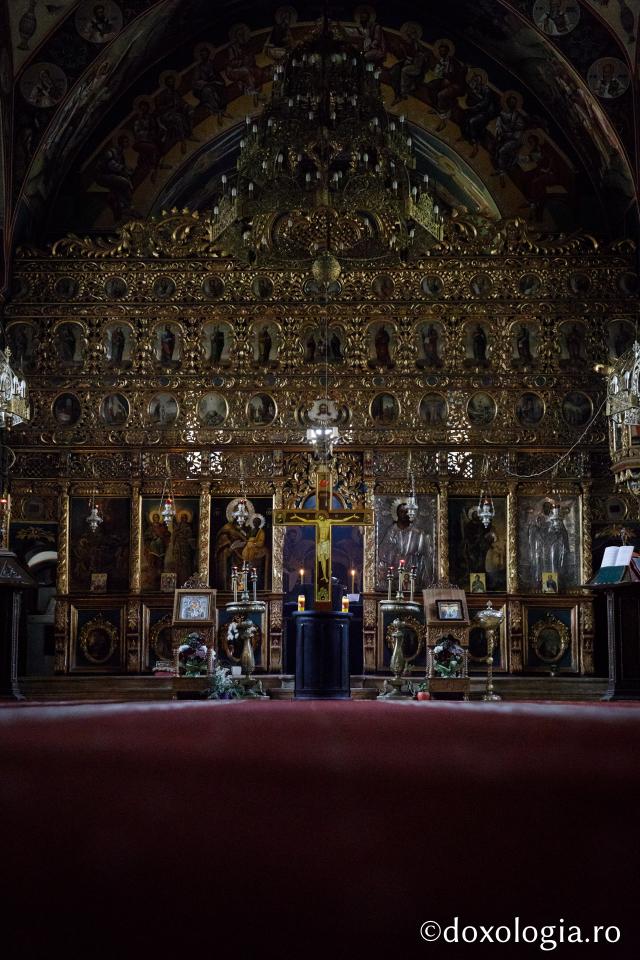(Foto) Denia celor 12 Evanghelii în bisericile din Arhiepiscopia Iașilor