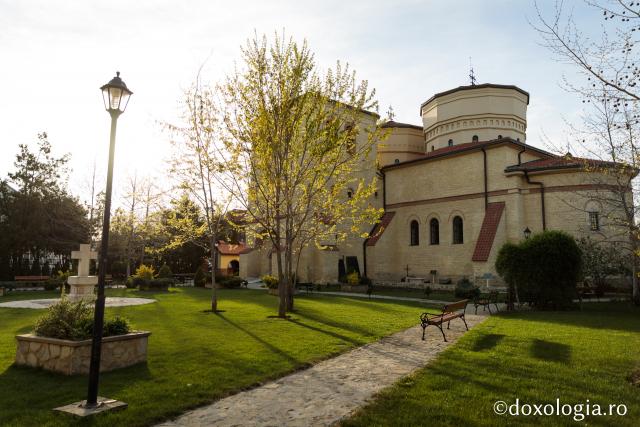 (Foto) Denia celor 12 Evanghelii în bisericile din Arhiepiscopia Iașilor