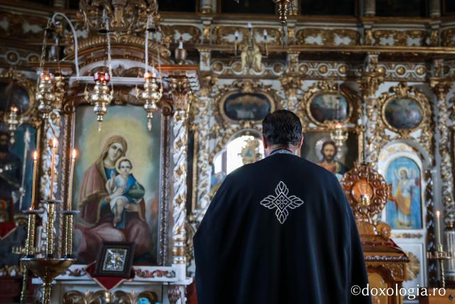 (Foto) Denia celor 12 Evanghelii în bisericile din Arhiepiscopia Iașilor