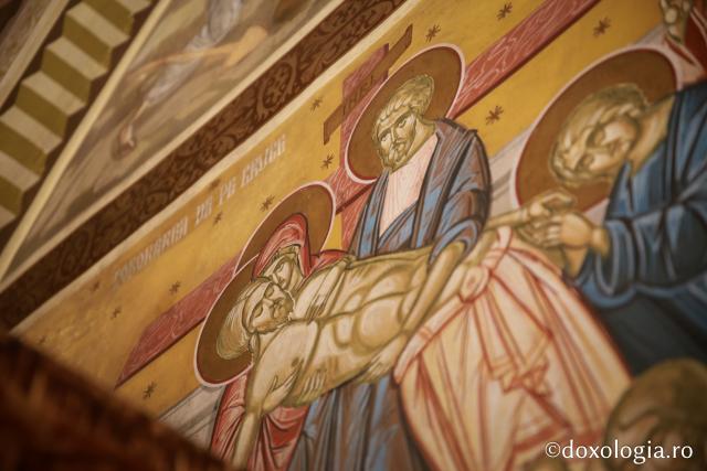 (Foto) Denia celor 12 Evanghelii în bisericile din Arhiepiscopia Iașilor