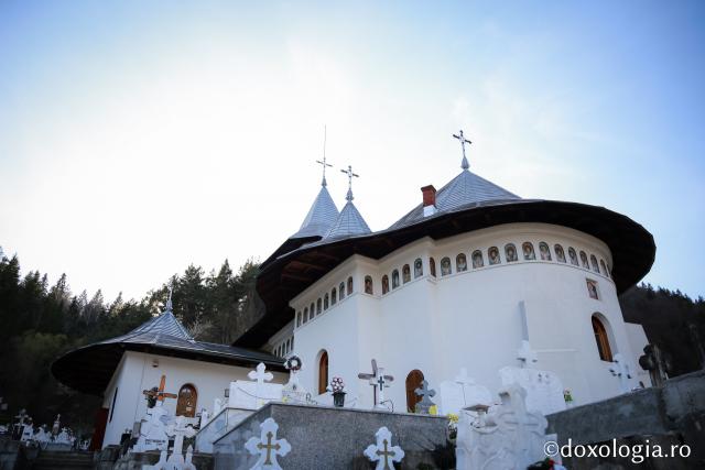 (Foto) Denia celor 12 Evanghelii în bisericile din Arhiepiscopia Iașilor