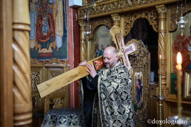 (Foto) Denia celor 12 Evanghelii în bisericile din Arhiepiscopia Iașilor