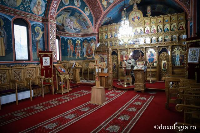 (Foto) Denia celor 12 Evanghelii în bisericile din Arhiepiscopia Iașilor