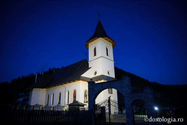 (Foto) Denia celor 12 Evanghelii în bisericile din Arhiepiscopia Iașilor