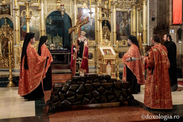 (Foto) Denia celor 12 Evanghelii în bisericile din Arhiepiscopia Iașilor