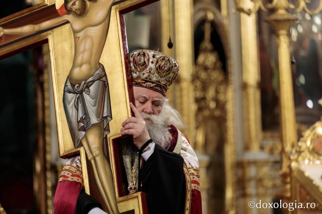 (Foto) Denia celor 12 Evanghelii în bisericile din Arhiepiscopia Iașilor