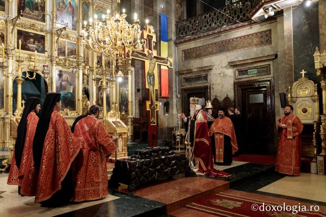 (Foto) Denia celor 12 Evanghelii în bisericile din Arhiepiscopia Iașilor