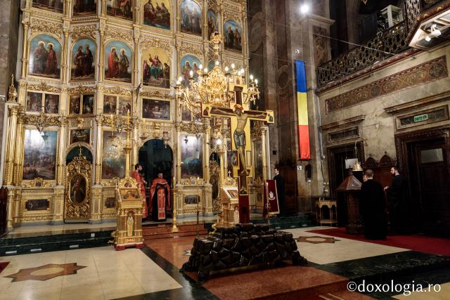 (Foto) Denia celor 12 Evanghelii în bisericile din Arhiepiscopia Iașilor