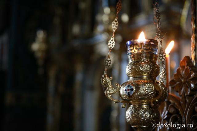 (Foto) Liturghia din Sâmbăta Mare la bisericile din Piatra Neamț