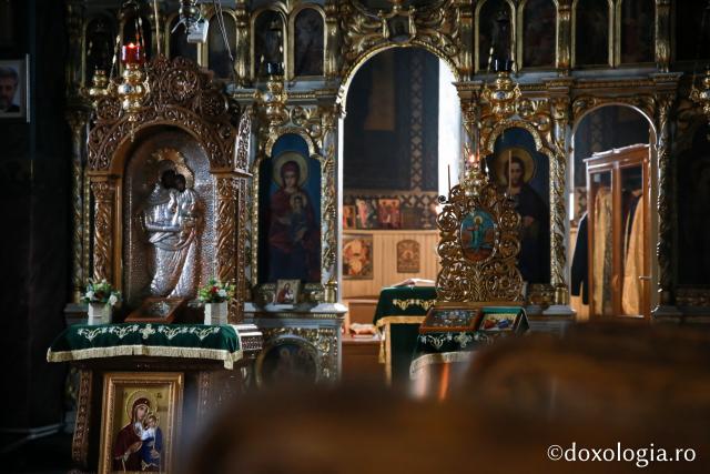 (Foto) Liturghia din Sâmbăta Mare la bisericile din Piatra Neamț
