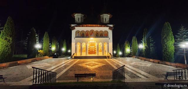 (Foto) Bucuria Învierii Domnului la Mănăstirea Sihăstria