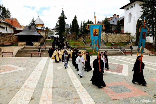 (Foto) Procesiune cu icoana Maicii Domnului la Mănăstirea Sihăstria