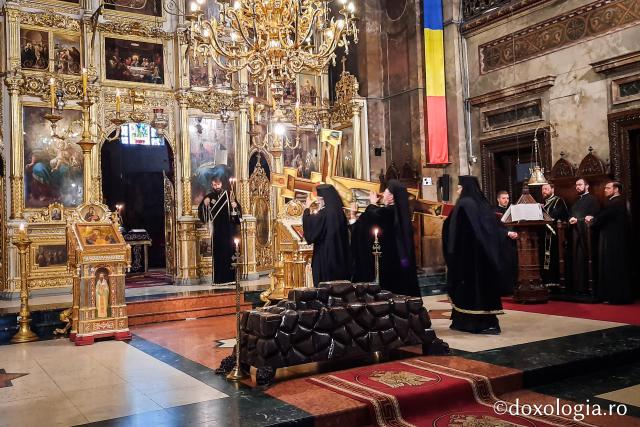 (Foto) Vecernia scoaterii Sfântului Epitaf la Catedrala mitroplitană din Iași