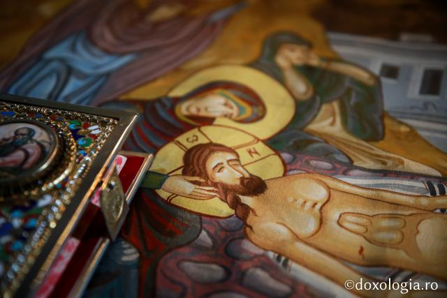 (Foto) Slujba scoaterii Sfântului Epitaf la bisericile din zona Piatra Neamț