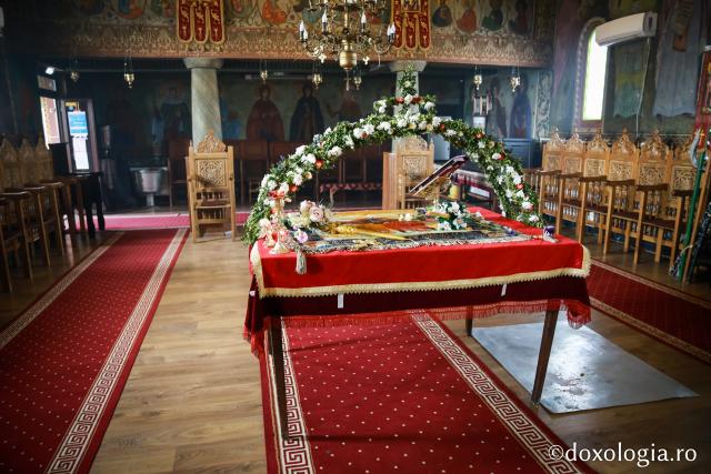 (Foto) Slujba scoaterii Sfântului Epitaf la bisericile din zona Piatra Neamț