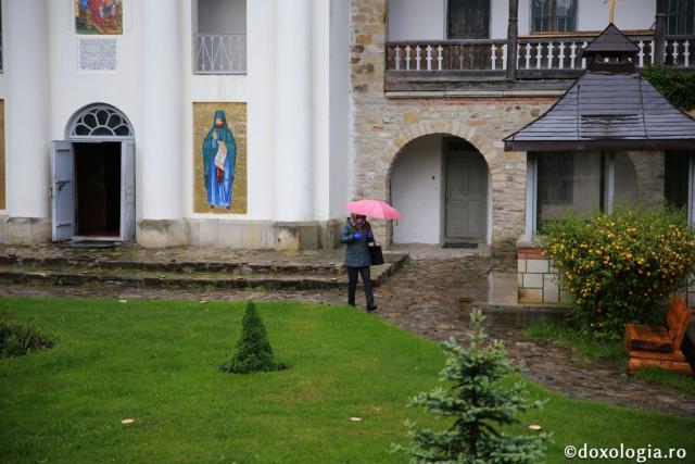 (Foto) Slujba Privegherii la hramul Mănăstirii Neamț - 2020