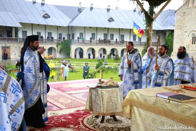 (Foto) Slujba Privegherii la hramul Mănăstirii Neamț - 2020
