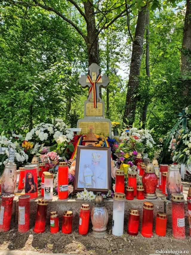 (Foto) Mormântul IPS Părinte Pimen – Altar de flori și lumânări aprinse (25 mai 2020)