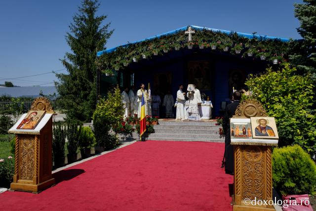 (Foto) Slujire arhierească de hramul istoric al Catedralei Episcopale din Huși